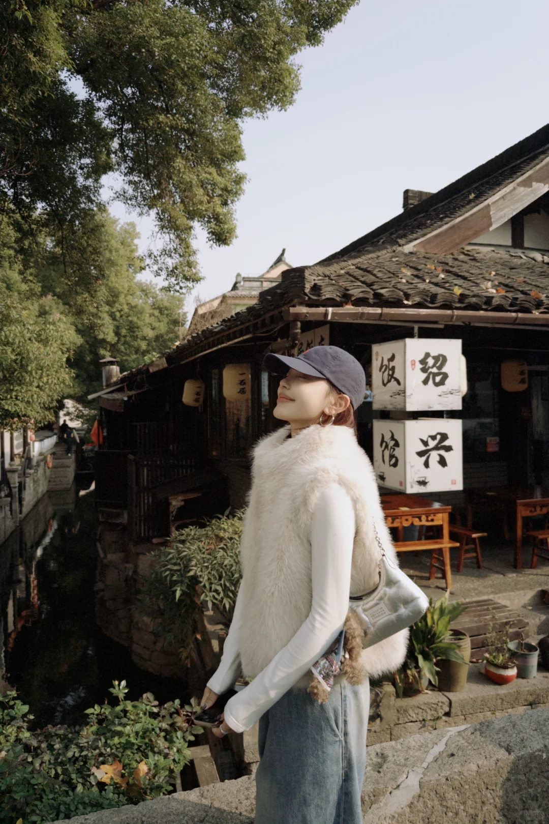 一篇体验文章说很有效，读者应怎样核对这句话的依据配图
